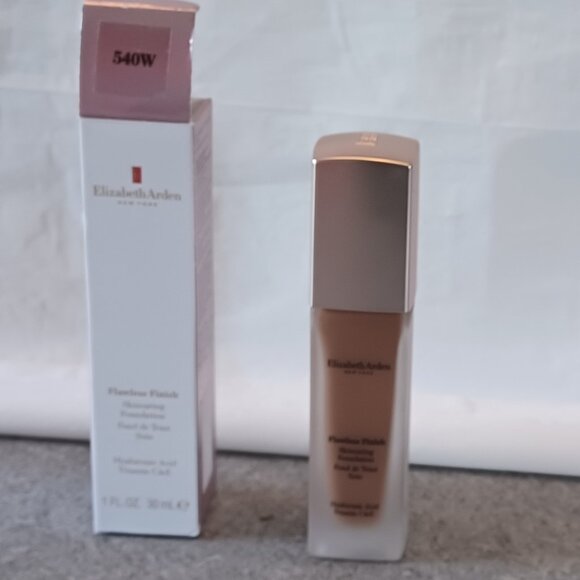 Elizabeth Arden Flawless Finish Skincaring Buildable Foundation Choose Shade - Picture 2 of 13